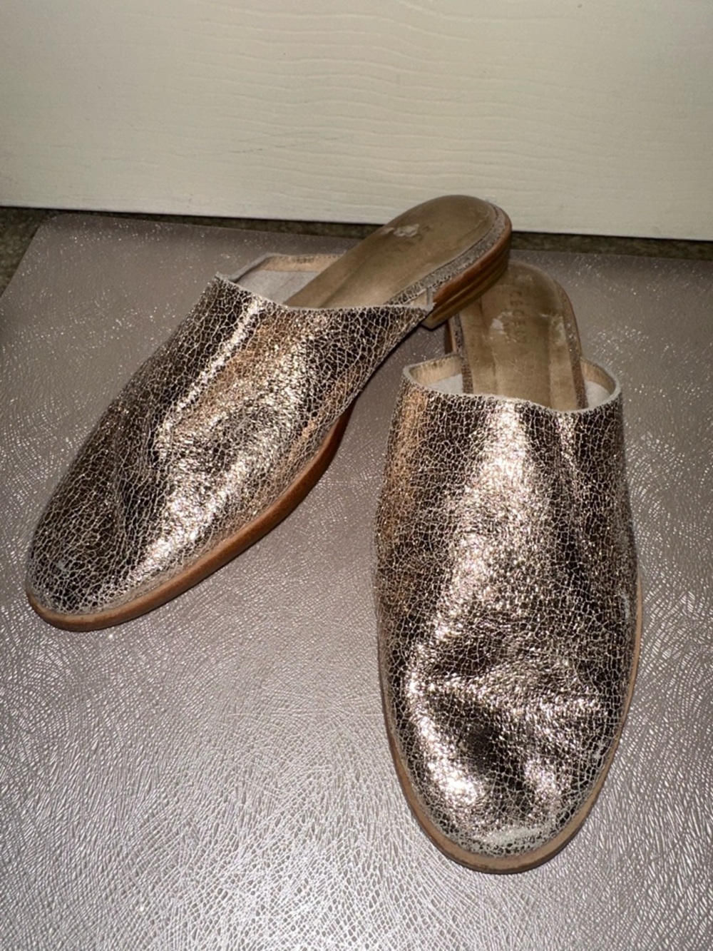 CECELIA NEW YORK Metallic Gold Crackle Leather Mule Flat 7.5 B designer office